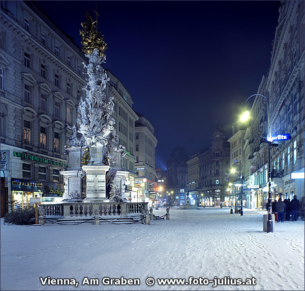 Austria, Vienna, Am Graben mit Pestsule(the Graben at night), Sideview of the pestilence-column