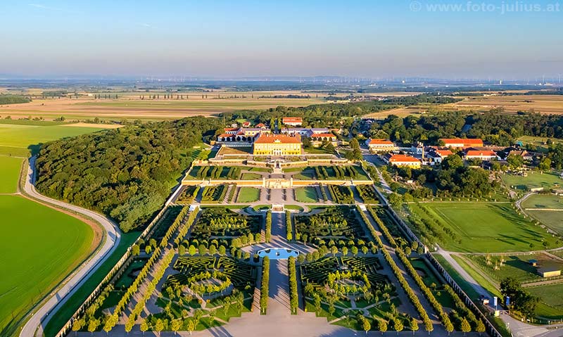 4124b_Schloss_Hof.jpg