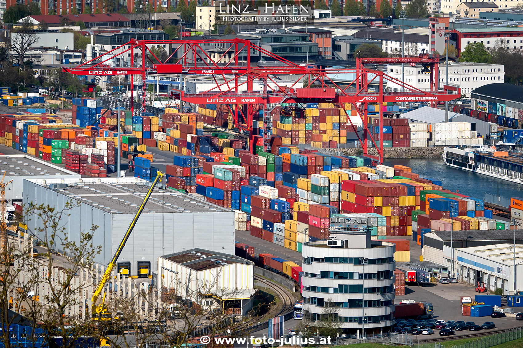 Linz_238a_Containerhafen.jpg, 1,4MB