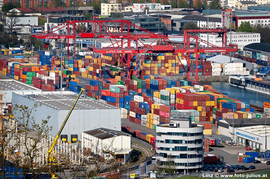 Linz_238b_Containerhafen.jpg, 254kB