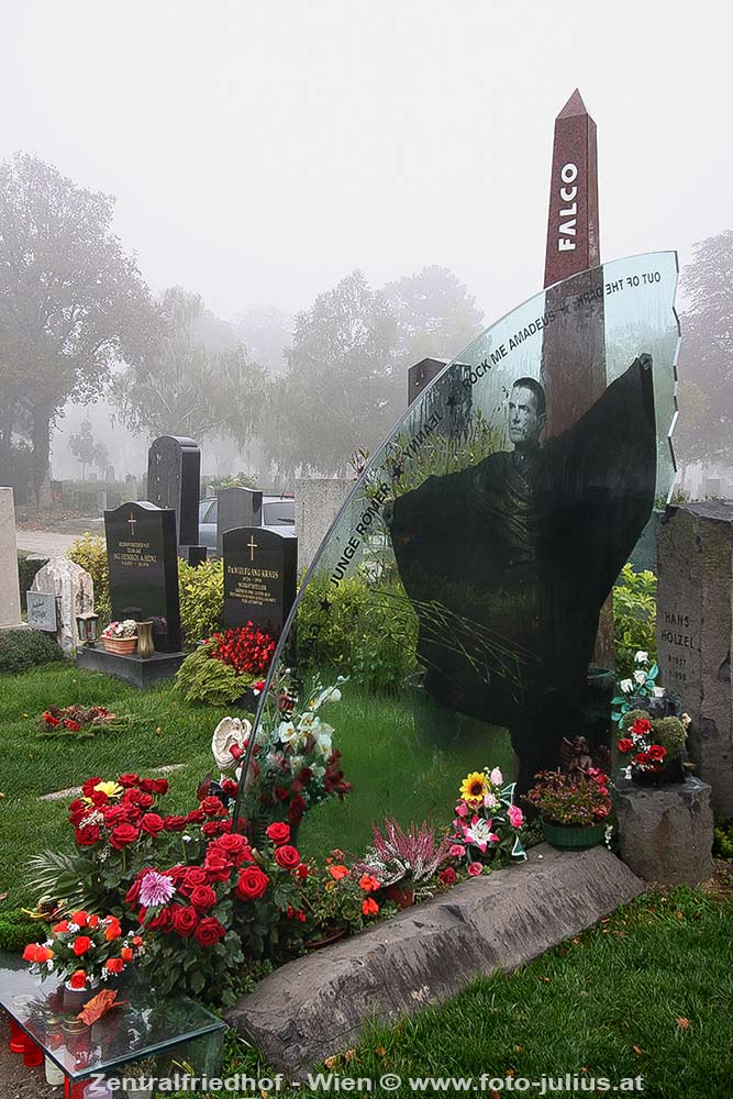 W4020b_Zentralfriedhof_Falco.jpg, 126kB